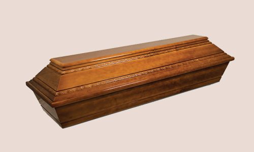 Sicriu WM din lemn de brad Acest sicriu este confectionat din lemn de brad realizat in 4 colturi avand un finisaj lucios si un model impletit sculptat pe capac. Sicriul poate fi echipat cu toate accesoriile disponibile.